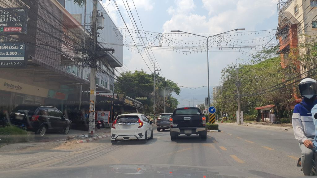 ภาพถนนตรงที่ นัติมอเตอร์ ตั้งอยู่ ถ่ายโดย jrcarlsen พ.ศ. 2566 (2023) · A street-level view of where Nat Motor stands, by jrcarlsen in 2566 (2023)