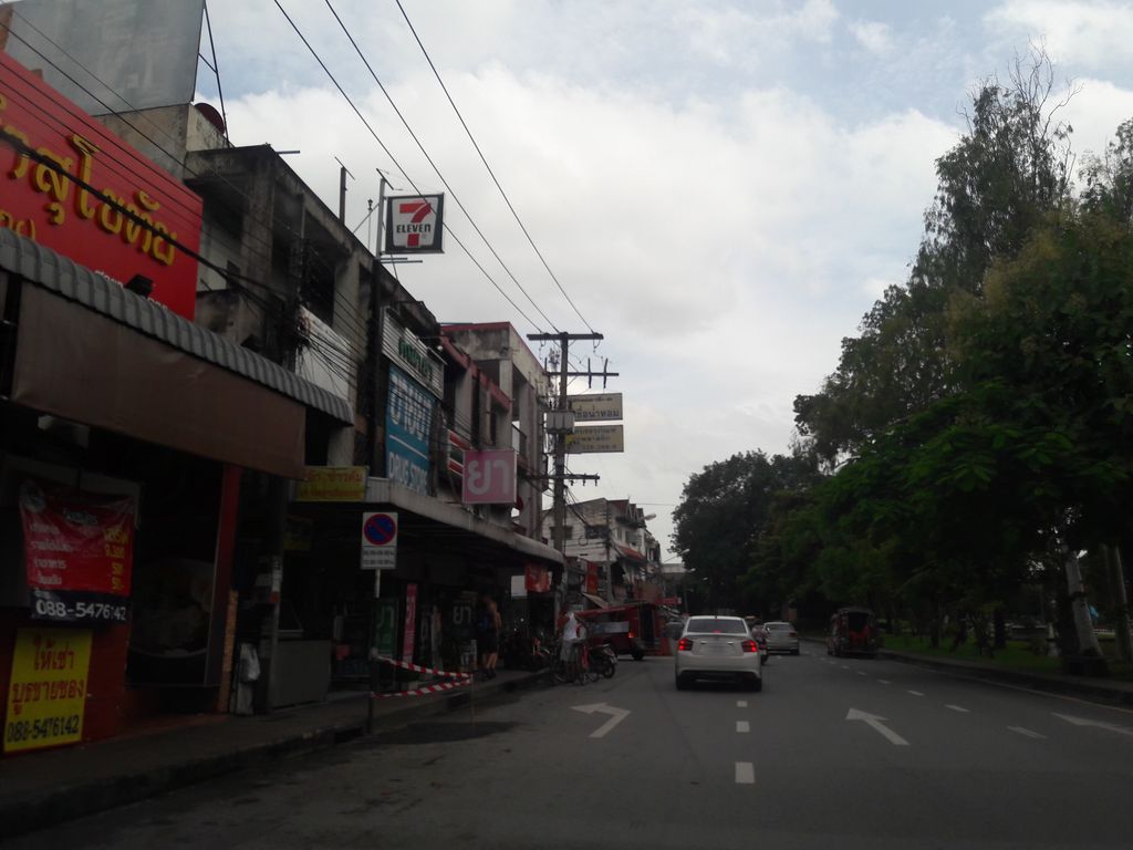 ภาพถนนตรงที่ ลานจอดรถ · ใกล้ประตูสวนดอก 150 ม. ตั้งอยู่ ถ่ายโดย superbate พ.ศ. 2561 (2018) · A street-level view of where Car park · 150 m from Suan Dok Gate stands, by superbate in 2561 (2018)