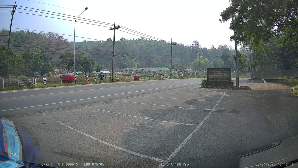 ภาพถนนตรงที่ ลานจอดรถ · ย่านแม่ริม ตั้งอยู่ ถ่ายโดย ThailandCambodia พ.ศ. 2569 (2026) · A street-level view of where Car park · Mae Rim stands, by ThailandCambodia in 2569 (2026)