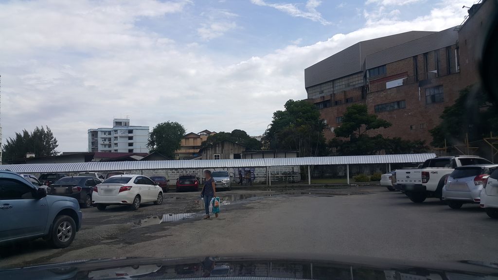 ภาพถนนตรงที่ Kadsuankaew Motorcycle Parking ตั้งอยู่ ถ่ายโดย jrcarlsen พ.ศ. 2561 (2018) · A street-level view of where Kadsuankaew Motorcycle Parking stands, by jrcarlsen in 2561 (2018)