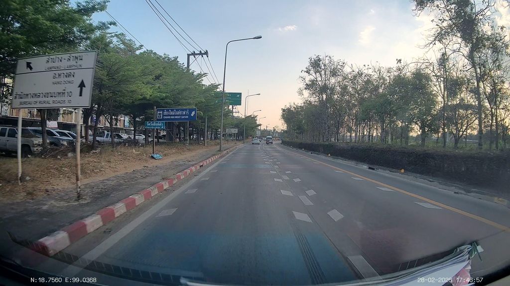 ภาพถนนตรงที่ ที่จอดรถ · ย่านสันกำแพง ตั้งอยู่ ถ่ายโดย ThailandCambodia พ.ศ. 2569 (2026) · A street-level view of where Parking · San Kamphaeng stands, by ThailandCambodia in 2569 (2026)