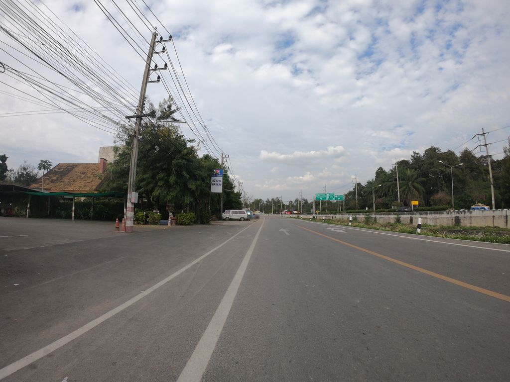 ภาพถนนตรงที่ ที่จอดรถ · ห่างประตูท่าแพ 4.8 กม. ทางตะวันตกเฉียงเหนือ ตั้งอยู่ ถ่ายโดย chanuwath_grab พ.ศ. 2562 (2019) · A street-level view of where Parking · 4.8 km north-west of Tha Phae Gate stands, by chanuwath_grab in 2562 (2019)