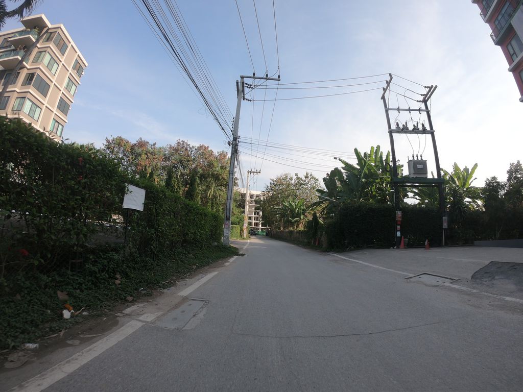 ภาพถนนตรงที่ ที่จอดรถ · ห่างประตูท่าแพ 5.0 กม. ทางตะวันตกเฉียงเหนือ ตั้งอยู่ ถ่ายโดย chanuwath_grab พ.ศ. 2562 (2019) · A street-level view of where Parking · 5.0 km north-west of Tha Phae Gate stands, by chanuwath_grab in 2562 (2019)