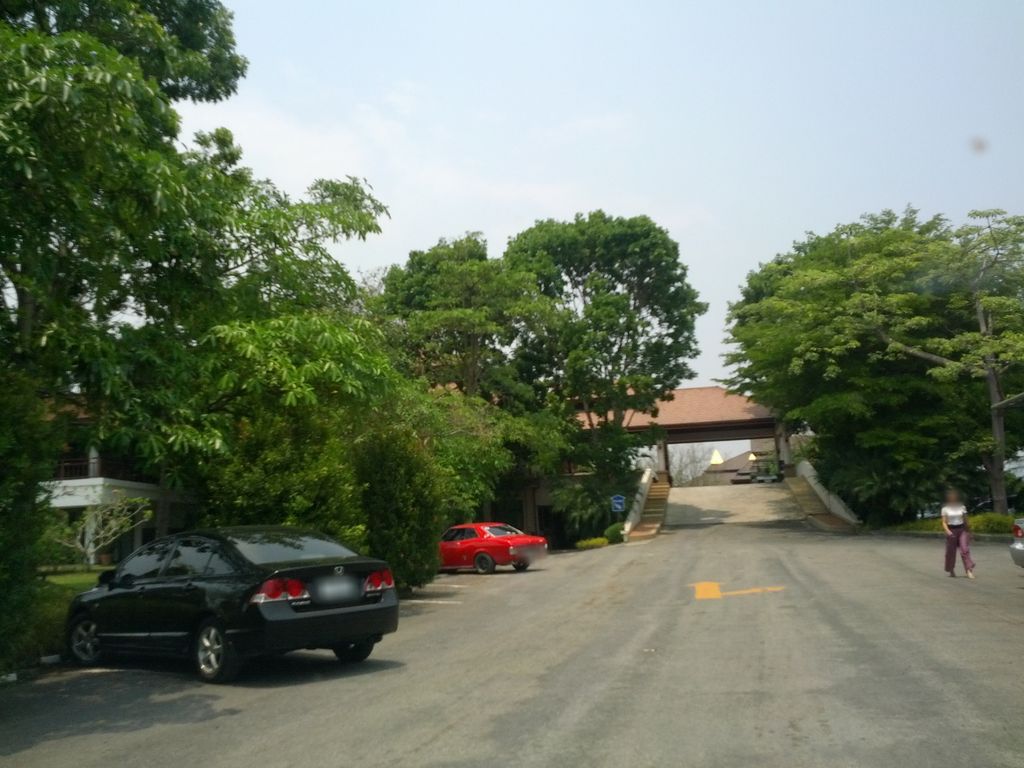 ภาพถนนตรงที่ ลานจอดรถ · ย่านแม่ริม ตั้งอยู่ ถ่ายโดย jrcarlsen พ.ศ. 2558 (2015) · A street-level view of where Car park · Mae Rim stands, by jrcarlsen in 2558 (2015)