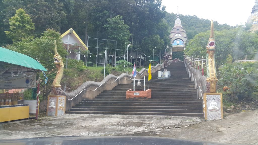 ภาพถนนตรงที่ ที่จอดรถ · ย่านดอยสะเก็ด ตั้งอยู่ ถ่ายโดย jrcarlsen พ.ศ. 2561 (2018) · A street-level view of where Parking · Doi Saket stands, by jrcarlsen in 2561 (2018)