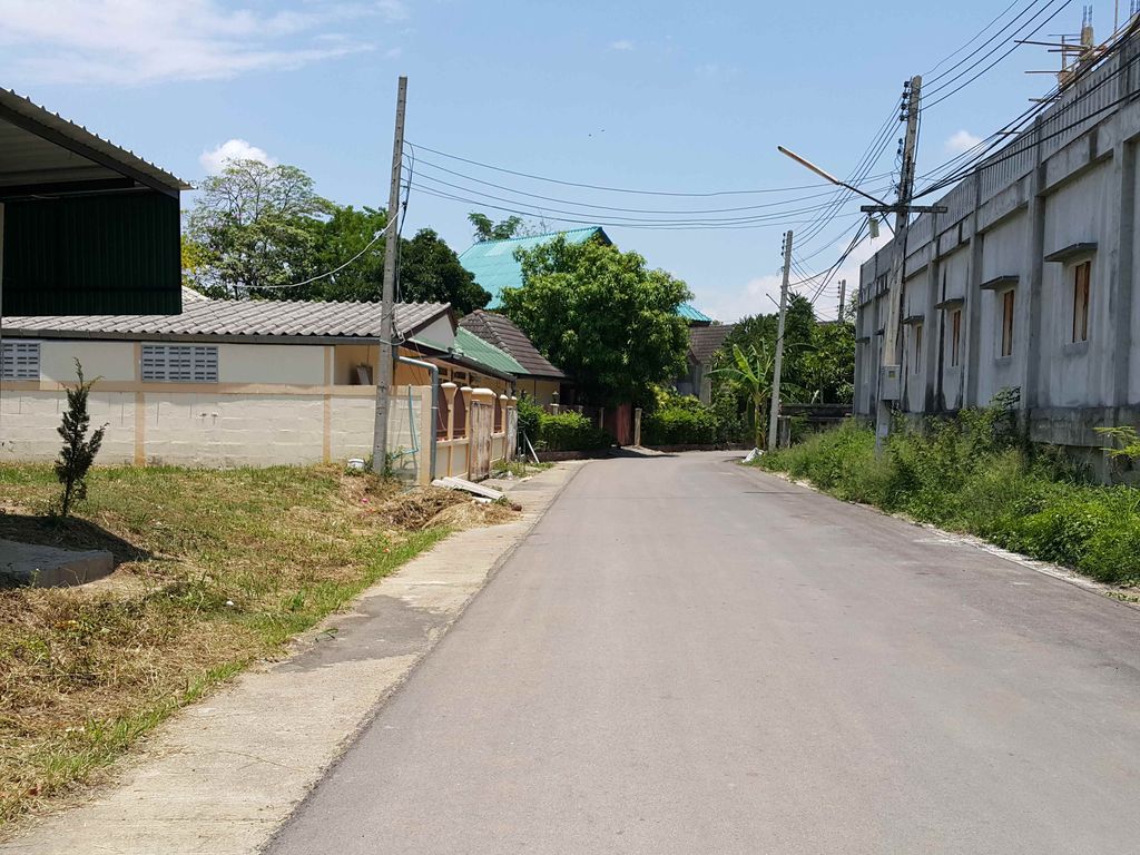 ภาพถนนตรงที่ โรงจอดรถ · ห่างประตูท่าแพ 4.5 กม. ทางตะวันออกเฉียงใต้ ตั้งอยู่ ถ่ายโดย jrcarlsen พ.ศ. 2558 (2015) · A street-level view of where Carports · 4.5 km south-east of Tha Phae Gate stands, by jrcarlsen in 2558 (2015)