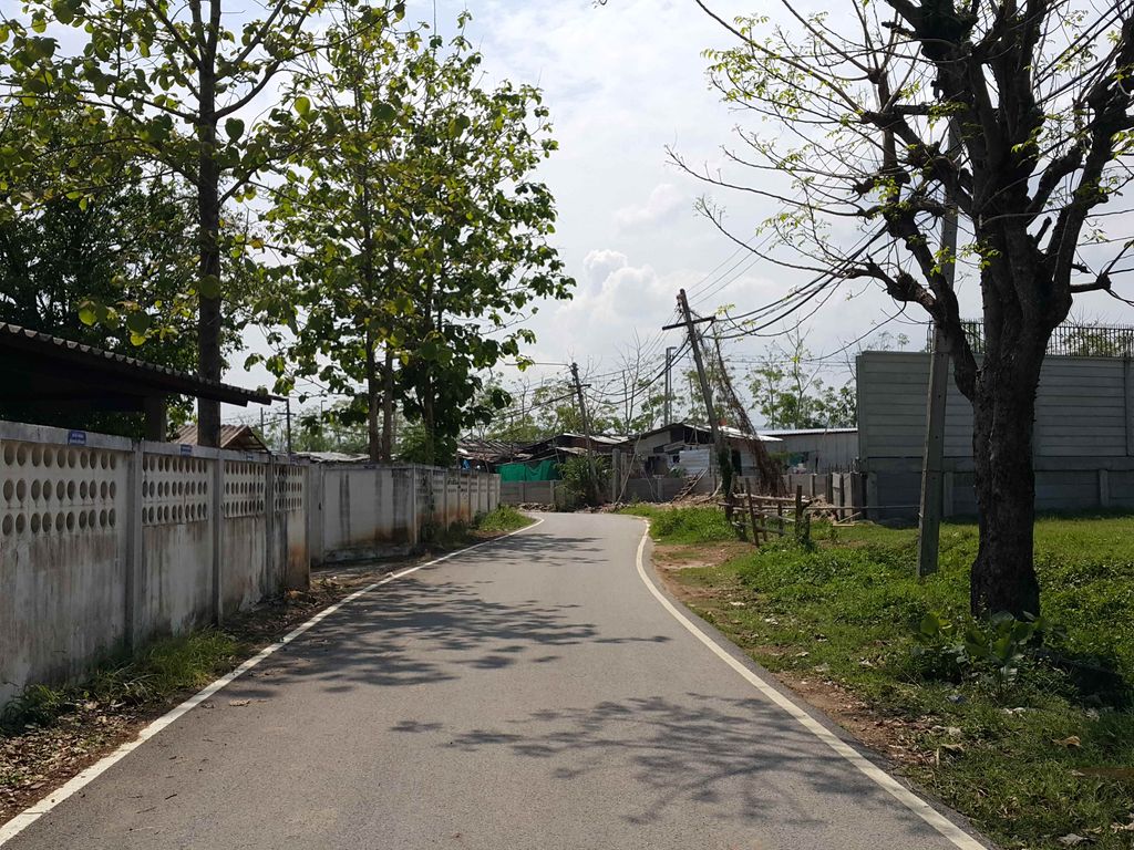 ภาพถนนตรงที่ สุสานบ้านตำหนัก ตั้งอยู่ ถ่ายโดย jrcarlsen พ.ศ. 2558 (2015) · A street-level view of where Ban Tamnak cemetery stands, by jrcarlsen in 2558 (2015)