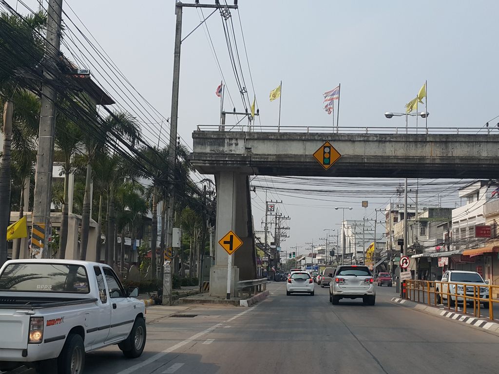 ภาพถนนตรงที่ ที่จอดรถ · ย่านแม่ริม ตั้งอยู่ ถ่ายโดย jrcarlsen พ.ศ. 2559 (2016) · A street-level view of where Parking · Mae Rim stands, by jrcarlsen in 2559 (2016)