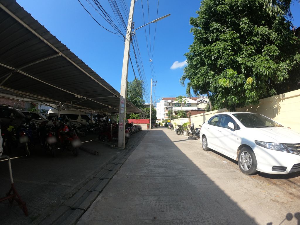 ภาพถนนตรงที่ Raming Lodge Parking ตั้งอยู่ ถ่ายโดย chanuwath_grab พ.ศ. 2562 (2019) · A street-level view of where Raming Lodge Parking stands, by chanuwath_grab in 2562 (2019)