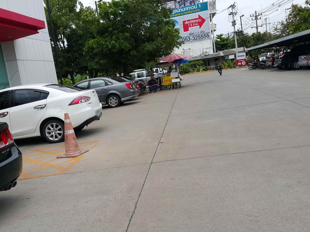 ภาพถนนตรงที่ ที่จอดรถ · ห่างประตูท่าแพ 4.0 กม. ทางตะวันออกเฉียงใต้ ตั้งอยู่ ถ่ายโดย jrcarlsen พ.ศ. 2558 (2015) · A street-level view of where Parking · 4.0 km south-east of Tha Phae Gate stands, by jrcarlsen in 2558 (2015)