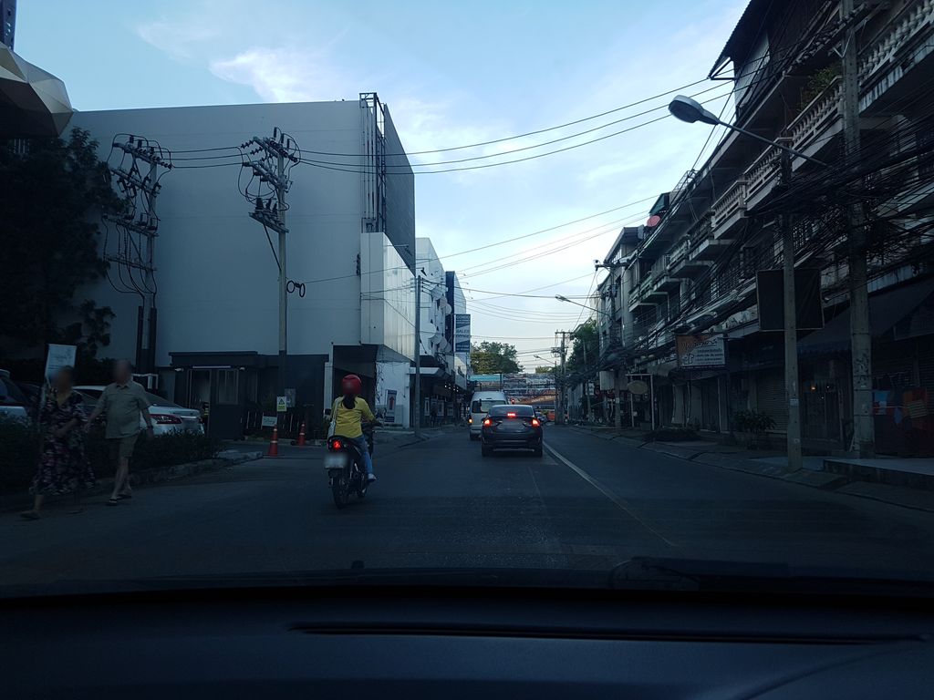 ภาพถนนตรงที่ ลานจอดรถ · นอกเวียง ทางตะวันตกเฉียงเหนือ ห่างคูเมือง 980 ม. ตั้งอยู่ ถ่ายโดย ekkarin พ.ศ. 2561 (2018) · A street-level view of where Car park · Outside the moat to the north-west, 980 m from the water stands, by ekkarin in 2561 (2018)