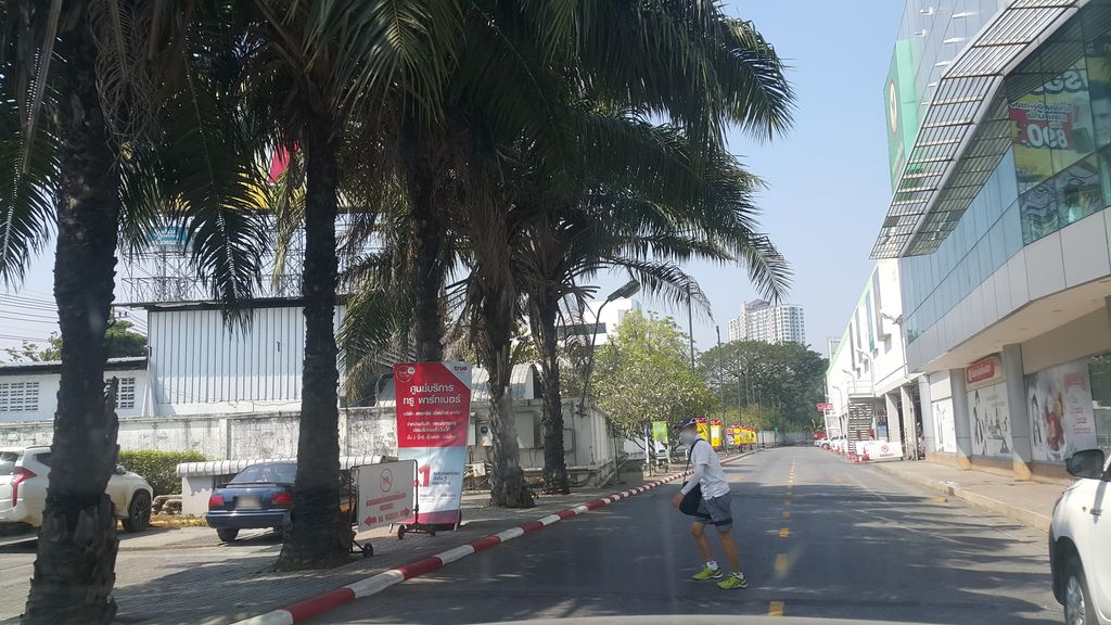 ภาพถนนตรงที่ ที่จอดรถ · ห่างกลางมหาวิทยาลัยพายัพ 1.2 กม. ไปทางตะวันตก ตั้งอยู่ ถ่ายโดย jrcarlsen พ.ศ. 2562 (2019) · A street-level view of where Parking · 1.2 km due west of the middle of Payap University stands, by jrcarlsen in 2562 (2019)