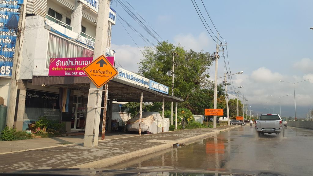 ภาพถนนตรงที่ Tommo's Bike Shop ตั้งอยู่ ถ่ายโดย jrcarlsen พ.ศ. 2565 (2022) · A street-level view of where Tommo's Bike Shop stands, by jrcarlsen in 2565 (2022)