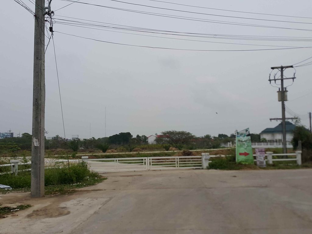 ภาพถนนตรงที่ ที่จอดรถ · ห่างประตูท่าแพ 4.1 กม. ทางตะวันออกเฉียงใต้ ตั้งอยู่ ถ่ายโดย jrcarlsen พ.ศ. 2558 (2015) · A street-level view of where Parking · 4.1 km south-east of Tha Phae Gate stands, by jrcarlsen in 2558 (2015)