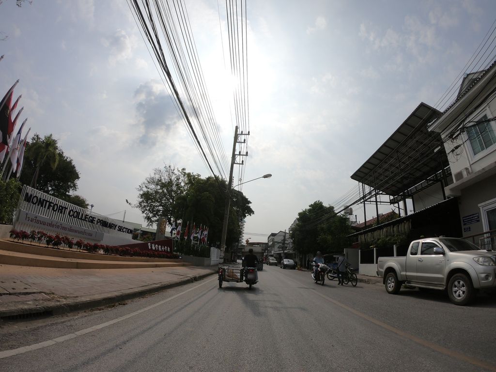 ภาพถนนตรงที่ ลานจอดรถ · นอกเวียง ทางตะวันออกเฉียงใต้ ห่างคูเมือง 1.2 กม. ตั้งอยู่ ถ่ายโดย chanuwath_grab พ.ศ. 2562 (2019) · A street-level view of where Car park · Outside the moat to the south-east, 1.2 km from the water stands, by chanuwath_grab in 2562 (2019)