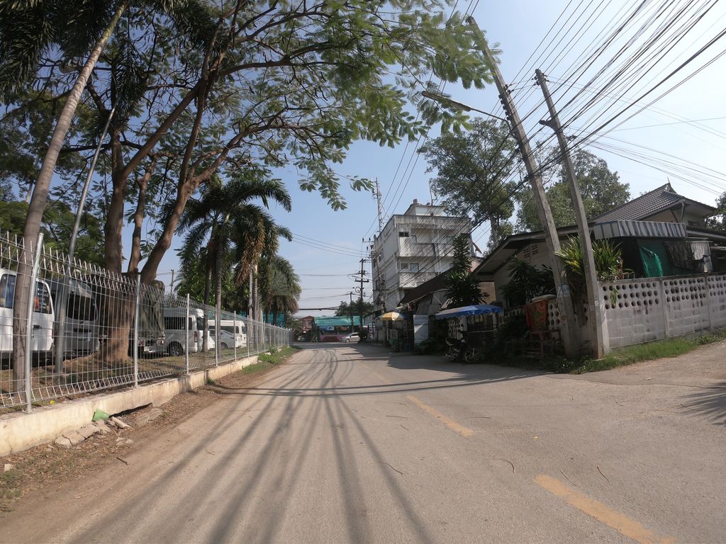 ภาพถนนตรงที่ ที่จอดรถ · นอกเวียง ทางตะวันออกเฉียงใต้ ห่างคูเมือง 1.8 กม. ตั้งอยู่ ถ่ายโดย chanuwath_grab พ.ศ. 2562 (2019) · A street-level view of where Parking · Outside the moat to the south-east, 1.8 km from the water stands, by chanuwath_grab in 2562 (2019)