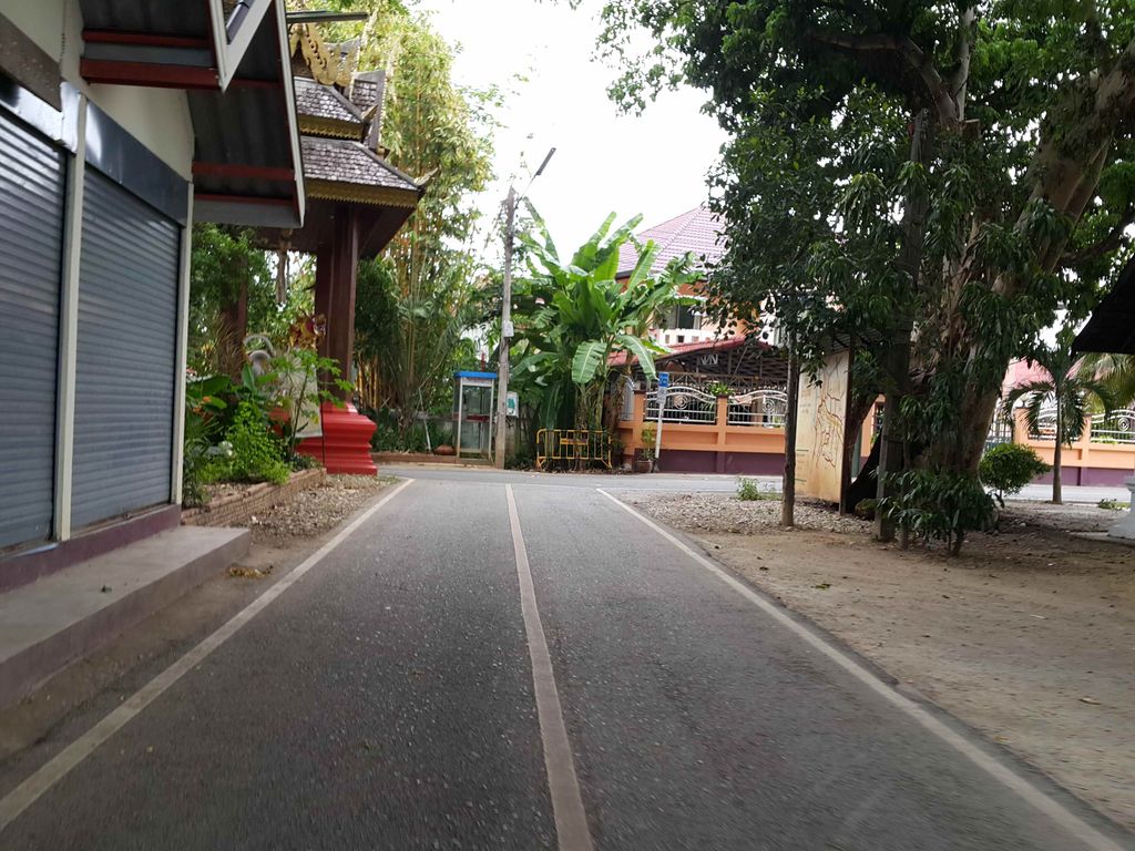 ภาพถนนตรงที่ ที่จอดรถ · ห่างประตูท่าแพ 4.5 กม. ทางใต้ ตั้งอยู่ ถ่ายโดย jrcarlsen พ.ศ. 2558 (2015) · A street-level view of where Parking · 4.5 km south of Tha Phae Gate stands, by jrcarlsen in 2558 (2015)