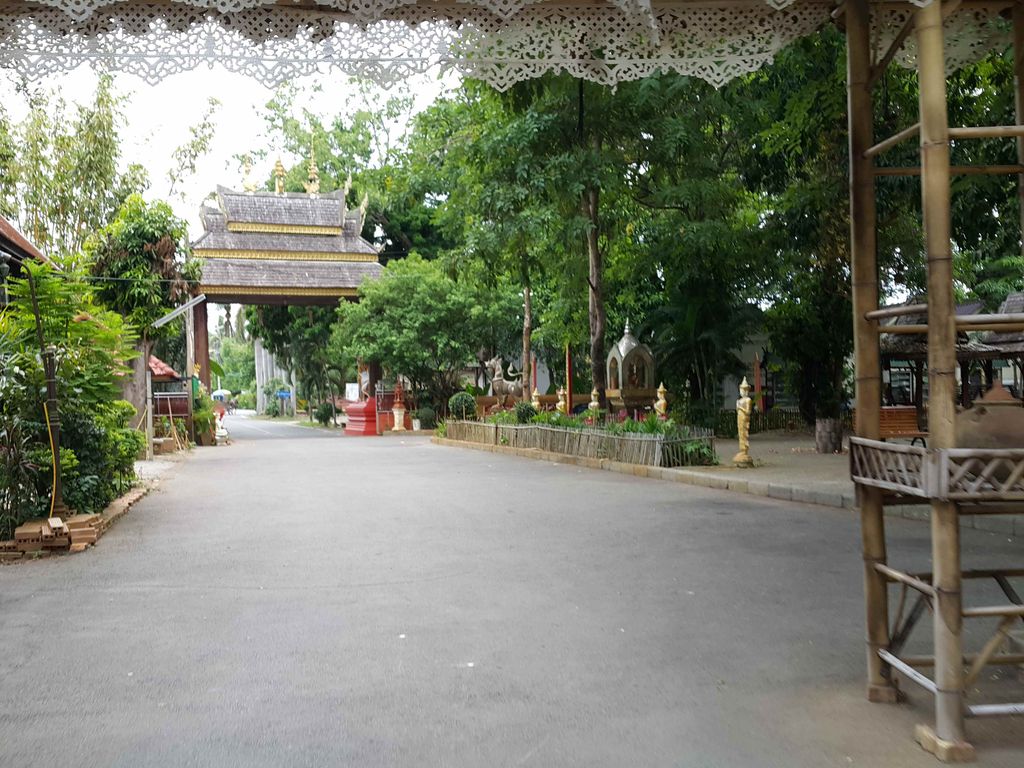 ภาพถนนตรงที่ ที่จอดรถ · ห่างประตูท่าแพ 4.6 กม. ทางใต้ ตั้งอยู่ ถ่ายโดย jrcarlsen พ.ศ. 2558 (2015) · A street-level view of where Parking · 4.6 km south of Tha Phae Gate stands, by jrcarlsen in 2558 (2015)