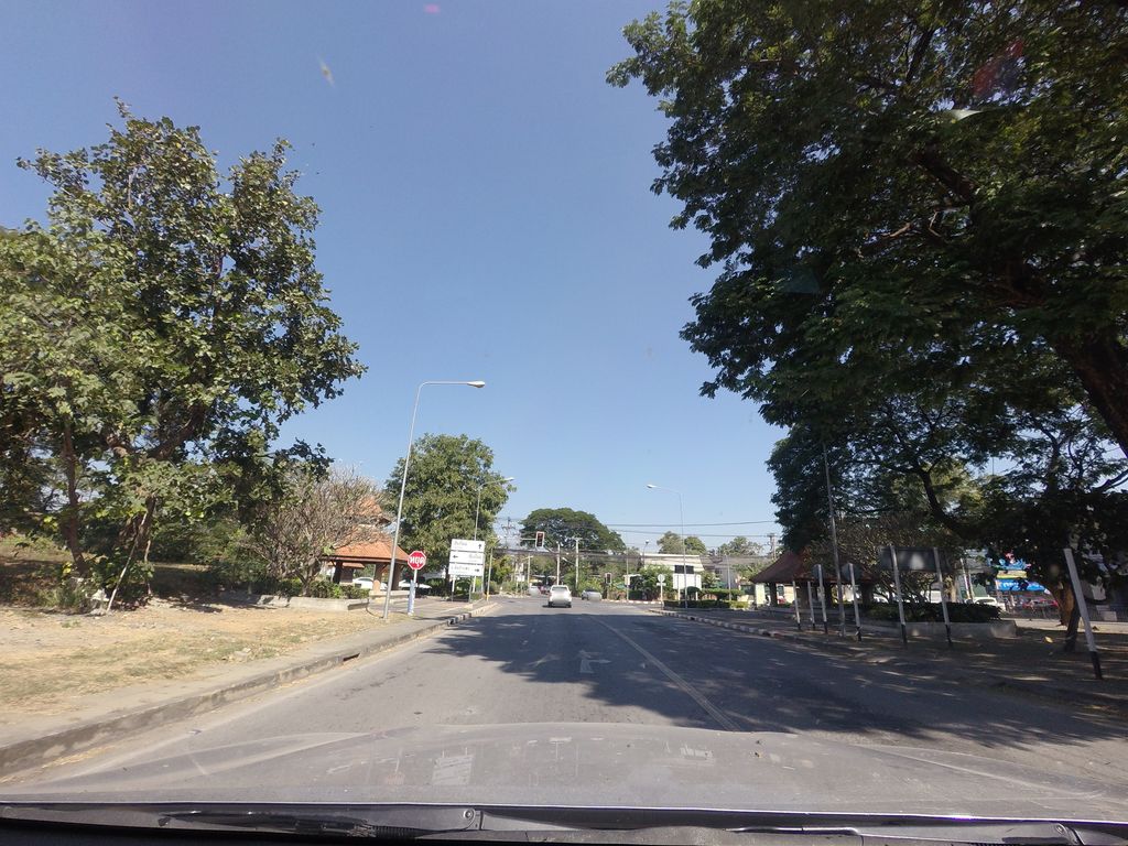 ภาพถนนตรงที่ ที่จอดรถ · ห่างประตูท่าแพ 2.6 กม. ทางตะวันออก ตั้งอยู่ ถ่ายโดย mishari พ.ศ. 2563 (2020) · A street-level view of where Parking · 2.6 km due east of Tha Phae Gate stands, by mishari in 2563 (2020)