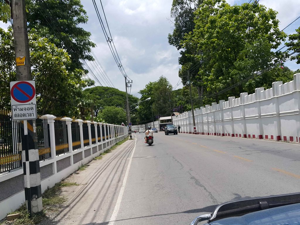 ภาพถนนตรงที่ ที่จอดรถ · นอกเวียง ทางตะวันออกเฉียงใต้ ห่างคูเมือง 1.6 กม. ตั้งอยู่ ถ่ายโดย jrcarlsen พ.ศ. 2558 (2015) · A street-level view of where Parking · Outside the moat to the south-east, 1.6 km from the water stands, by jrcarlsen in 2558 (2015)