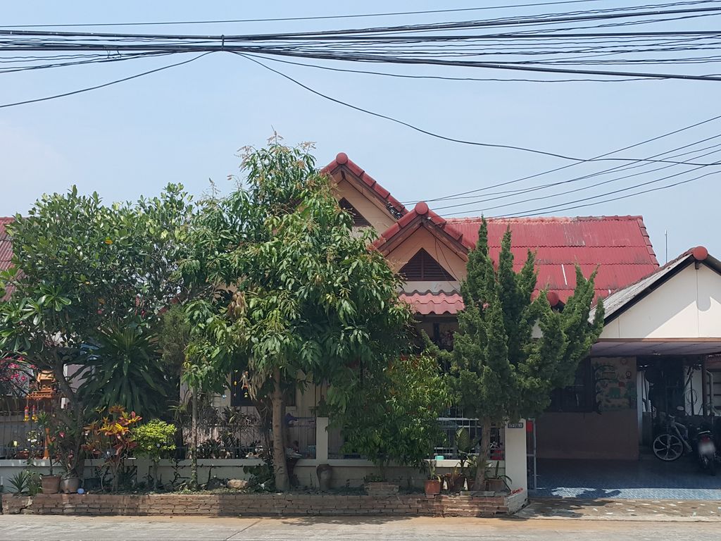 ภาพถนนตรงที่ ที่จอดรถ · ห่างประตูท่าแพ 6.0 กม. ทางใต้ ตั้งอยู่ ถ่ายโดย jrcarlsen พ.ศ. 2559 (2016) · A street-level view of where Parking · 6.0 km south of Tha Phae Gate stands, by jrcarlsen in 2559 (2016)
