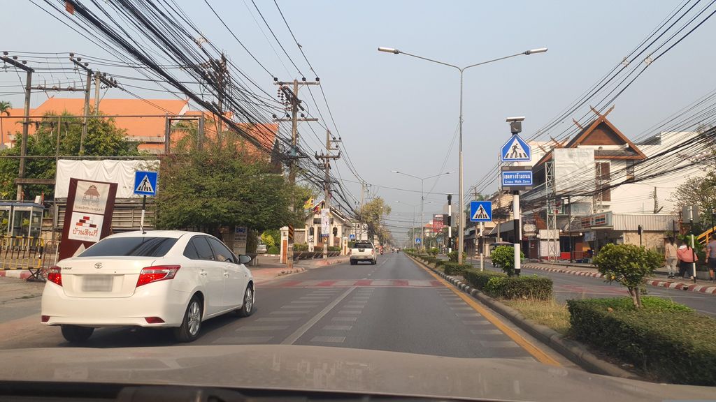 ภาพถนนตรงที่ Buddy Rent & Internet ตั้งอยู่ ถ่ายโดย jrcarlsen พ.ศ. 2566 (2023) · A street-level view of where Buddy Rent & Internet stands, by jrcarlsen in 2566 (2023)