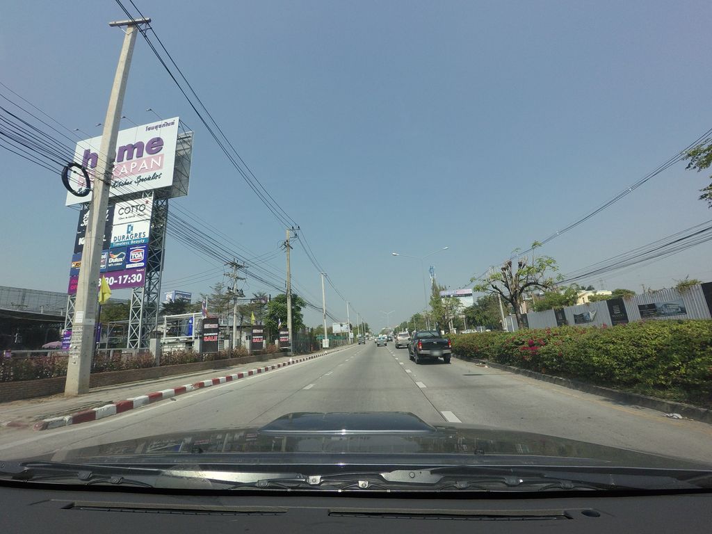 ภาพถนนตรงที่ ที่จอดรถ · ห่างกลางมหาวิทยาลัยพายัพ 430 ม. ไปทางเหนือ ตั้งอยู่ ถ่ายโดย mishari พ.ศ. 2559 (2016) · A street-level view of where Parking · 430 m north of the middle of Payap University stands, by mishari in 2559 (2016)