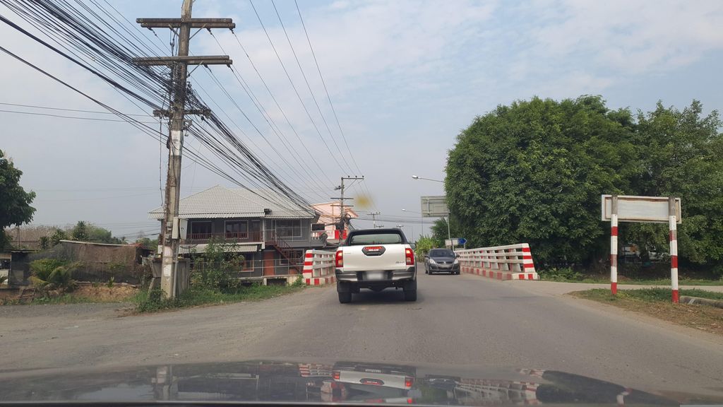 ภาพถนนตรงที่ ที่จอดรถ · ย่านสารภี ตั้งอยู่ ถ่ายโดย jrcarlsen พ.ศ. 2566 (2023) · A street-level view of where Parking · Saraphi stands, by jrcarlsen in 2566 (2023)