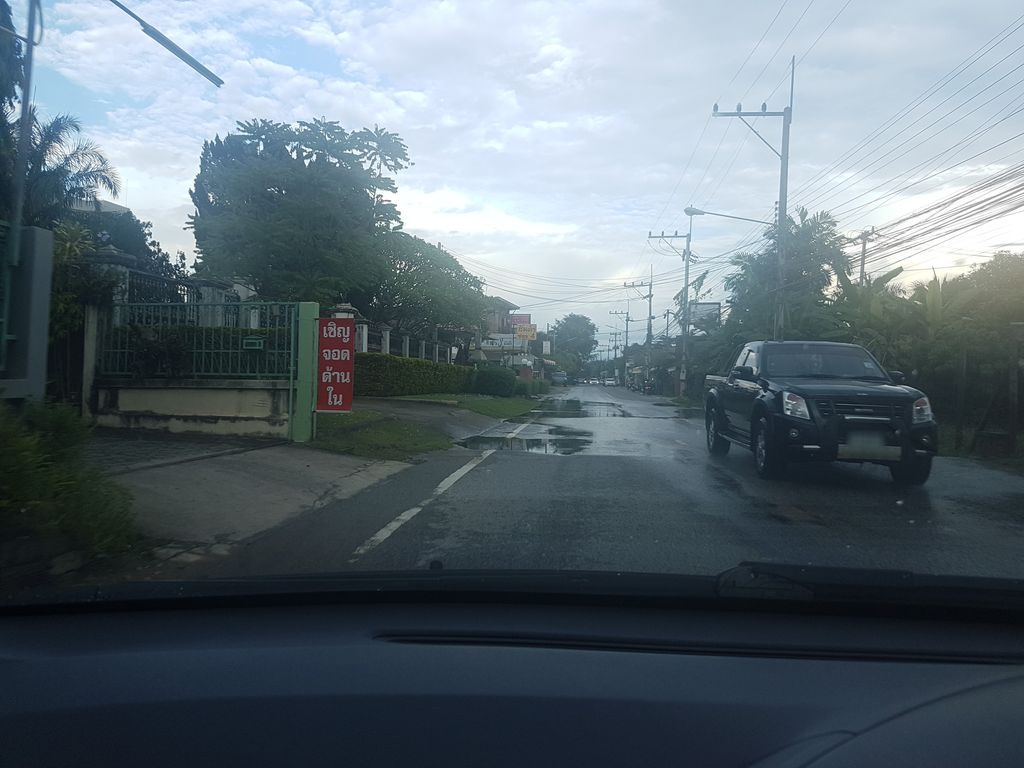 ภาพถนนตรงที่ หอพักชายสามสุพร ตั้งอยู่ ถ่ายโดย ekkarin พ.ศ. 2561 (2018) · A street-level view of where หอพักชายสามสุพร · Chai Sam Su Phon Dormitory stands, by ekkarin in 2561 (2018)