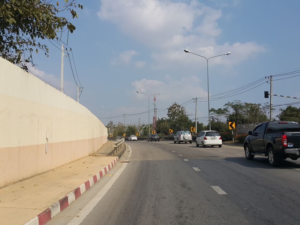 ภาพถนนตรงที่ ที่จอดรถ · ห่างประตูท่าแพ 5.3 กม. ทางตะวันออกเฉียงใต้ ตั้งอยู่ ถ่ายโดย jrcarlsen พ.ศ. 2557 (2014) · A street-level view of where Parking · 5.3 km south-east of Tha Phae Gate stands, by jrcarlsen in 2557 (2014)