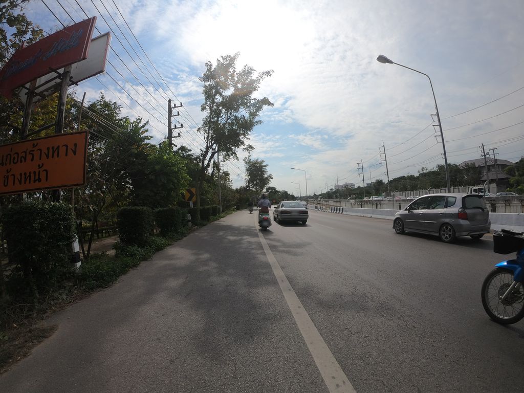 ภาพถนนตรงที่ ที่จอดรถ ศิรินาถฮิลล์ · ห่างประตูท่าแพ 5.0 กม. ทางตะวันตกเฉียงใต้ ตั้งอยู่ ถ่ายโดย chanuwath_grab พ.ศ. 2562 (2019) · A street-level view of where Parking — ศิรินาถฮิลล์ · 5.0 km south-west of Tha Phae Gate stands, by chanuwath_grab in 2562 (2019)