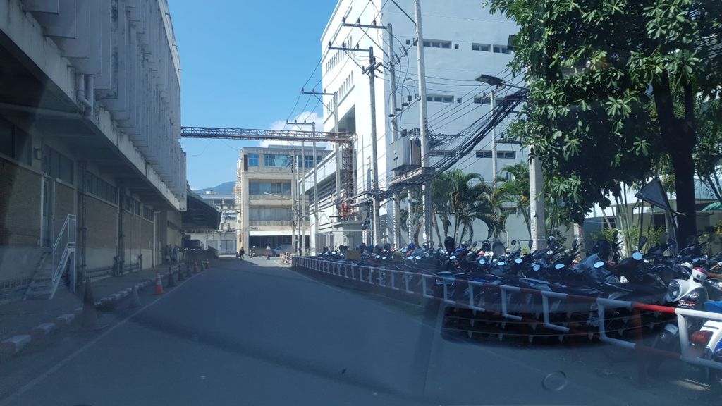 ภาพถนนตรงที่ ที่จอดมอเตอร์ไซค์ · ใกล้ประตูสวนดอก 370 ม. ตั้งอยู่ ถ่ายโดย silamanee พ.ศ. 2561 (2018) · A street-level view of where Motorcycle parking · 370 m from Suan Dok Gate stands, by silamanee in 2561 (2018)