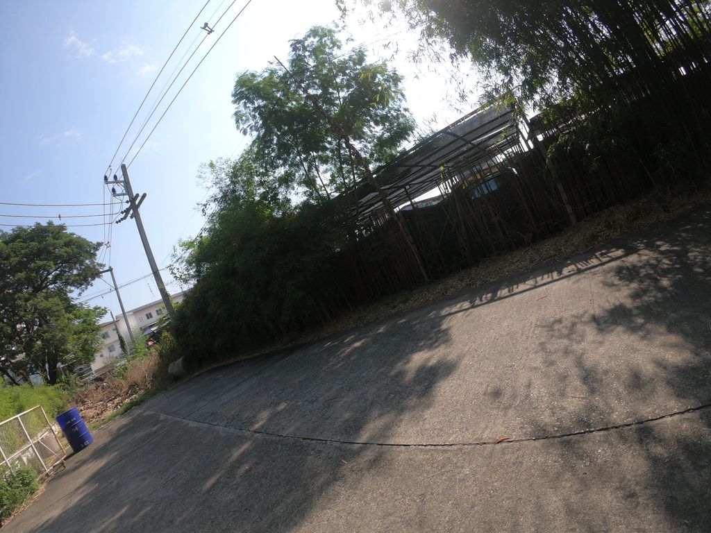 ภาพถนนตรงที่ ที่จอดรถ · นอกเวียง ทางตะวันออก ห่างคูเมือง 2.4 กม. ตั้งอยู่ ถ่ายโดย chanuwath_grab พ.ศ. 2562 (2019) · A street-level view of where Parking · Outside the moat to the east, 2.4 km from the water stands, by chanuwath_grab in 2562 (2019)