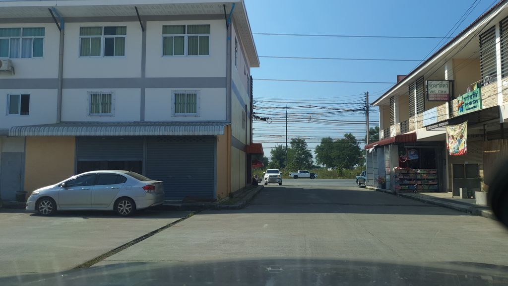 ภาพถนนตรงที่ ที่จอดรถ · ย่านสันกำแพง ตั้งอยู่ ถ่ายโดย jrcarlsen พ.ศ. 2562 (2019) · A street-level view of where Parking · San Kamphaeng stands, by jrcarlsen in 2562 (2019)