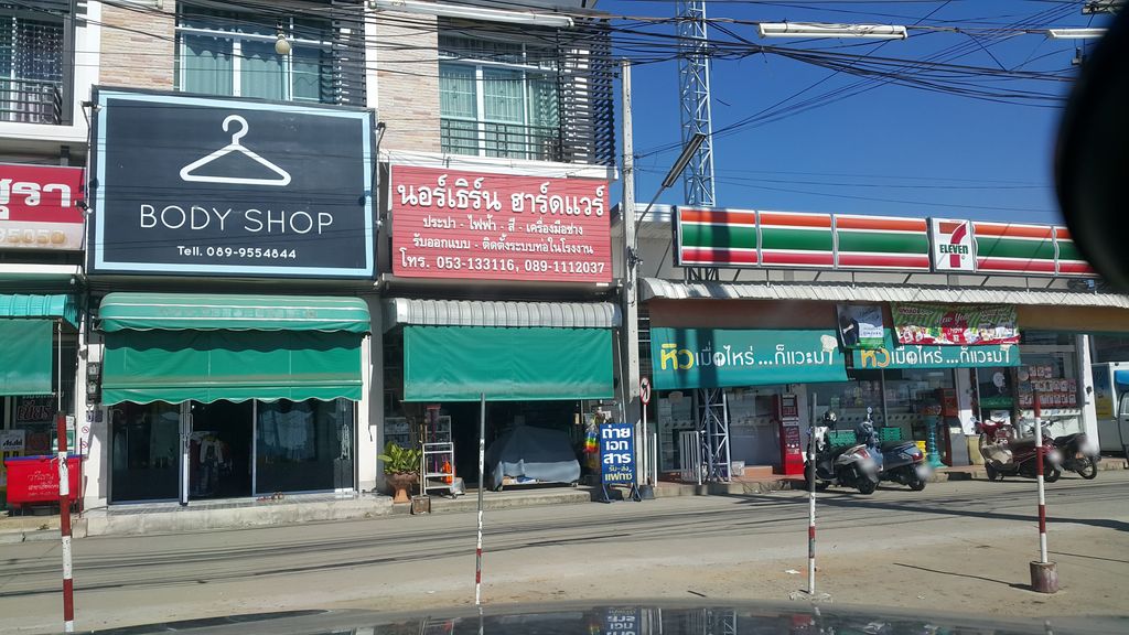 ภาพถนนตรงที่ ที่จอดรถ · ย่านสันกำแพง ตั้งอยู่ ถ่ายโดย jrcarlsen พ.ศ. 2561 (2018) · A street-level view of where Parking · San Kamphaeng stands, by jrcarlsen in 2561 (2018)