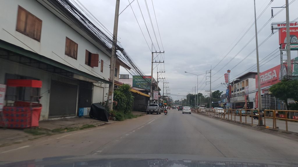 ภาพถนนตรงที่ ลานจอดรถ · ย่านแม่ริม ตั้งอยู่ ถ่ายโดย jrcarlsen พ.ศ. 2564 (2021) · A street-level view of where Car park · Mae Rim stands, by jrcarlsen in 2564 (2021)