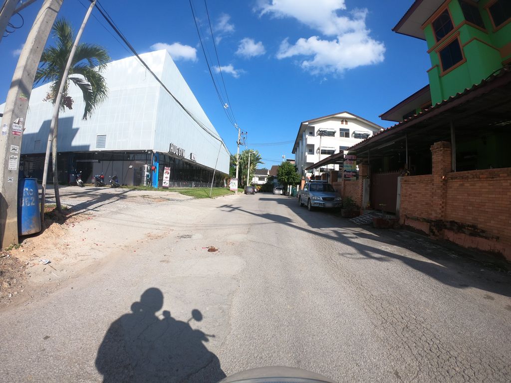 ภาพถนนตรงที่ ที่จอดรถ · นอกเวียง ทางเหนือ ห่างคูเมือง 1.4 กม. ตั้งอยู่ ถ่ายโดย chanuwath_grab พ.ศ. 2562 (2019) · A street-level view of where Parking · Outside the moat to the north, 1.4 km from the water stands, by chanuwath_grab in 2562 (2019)