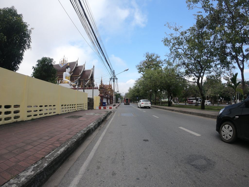 ภาพถนนตรงที่ ที่จอดรถ · ใกล้ประตูช้างเผือก 360 ม. ตั้งอยู่ ถ่ายโดย chanuwath_grab พ.ศ. 2562 (2019) · A street-level view of where Parking · 360 m from Chang Phueak Gate stands, by chanuwath_grab in 2562 (2019)
