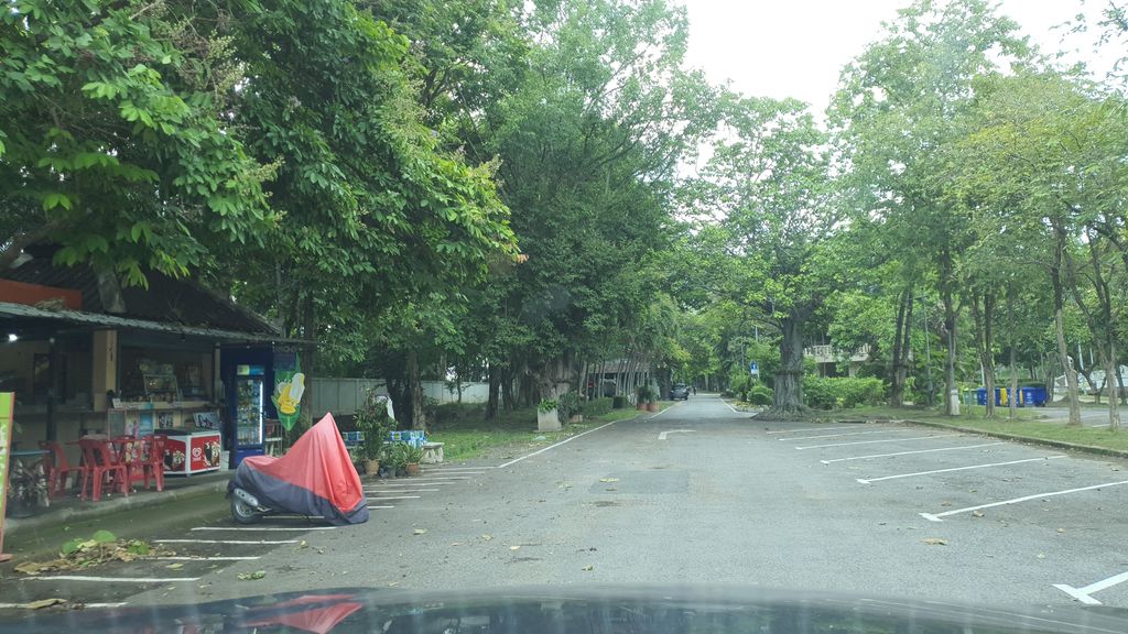 ภาพถนนตรงที่ ลานจอดรถ · ห่างประตูท่าแพ 3.9 กม. ทางตะวันตกเฉียงเหนือ ตั้งอยู่ ถ่ายโดย jrcarlsen พ.ศ. 2564 (2021) · A street-level view of where Car park · 3.9 km north-west of Tha Phae Gate stands, by jrcarlsen in 2564 (2021)
