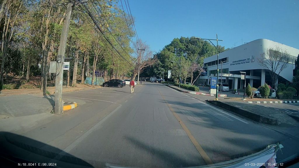 ภาพถนนตรงที่ ที่จอดมอเตอร์ไซค์ Chiang Mai University · ห่างกลางมหาวิทยาลัยเชียงใหม่ (มช.) 360 ม. ไปทางเหนือ ตั้งอยู่ ถ่ายโดย ThailandCambodia พ.ศ. 2569 (2026) · A street-level view of where Motorcycle parking — Chiang Mai University · 360 m north of the middle of Chiang Mai University (CMU) stands, by ThailandCambodia in 2569 (2026)