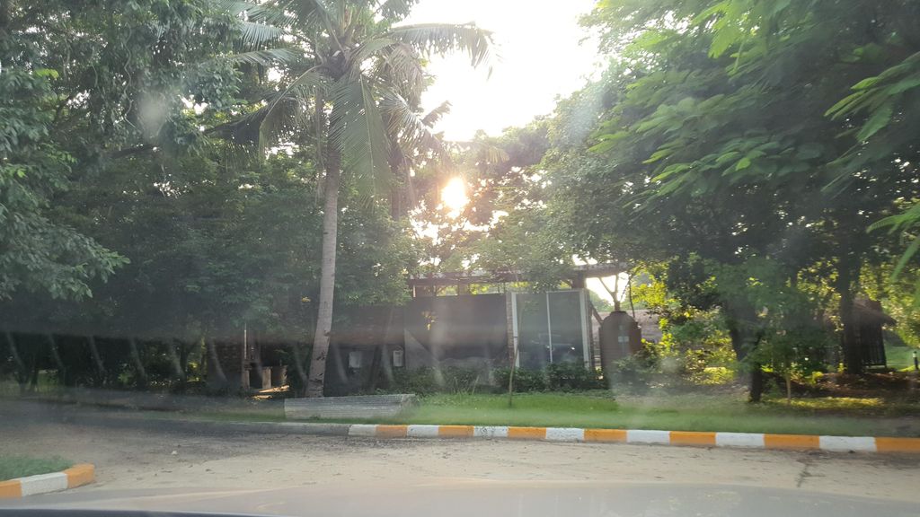 ภาพถนนตรงที่ ที่จอดรถ · ย่านสันกำแพง ตั้งอยู่ ถ่ายโดย jrcarlsen พ.ศ. 2564 (2021) · A street-level view of where Parking · San Kamphaeng stands, by jrcarlsen in 2564 (2021)