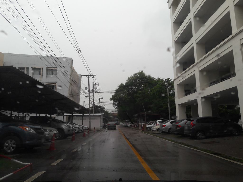ภาพถนนตรงที่ ที่จอดรถ · นอกเวียง ทางตะวันตก ห่างคูเมือง 2.3 กม. ตั้งอยู่ ถ่ายโดย superbate พ.ศ. 2561 (2018) · A street-level view of where Parking · Outside the moat to the west, 2.3 km from the water stands, by superbate in 2561 (2018)