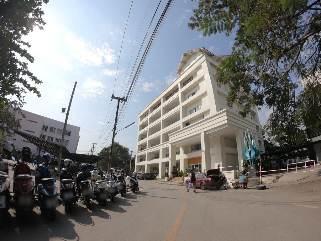 ภาพถนนตรงที่ ที่จอดรถ AccBA Parking · นอกเวียง ทางตะวันตก ห่างคูเมือง 2.3 กม. ตั้งอยู่ ถ่ายโดย chanuwath_grab พ.ศ. 2562 (2019) · A street-level view of where Parking — AccBA Parking · Outside the moat to the west, 2.3 km from the water stands, by chanuwath_grab in 2562 (2019)