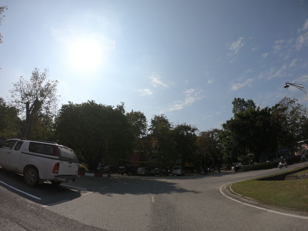 ภาพถนนตรงที่ ที่จอดรถ ที่จอดรถคณะเกษตรศาสตร์ · นอกเวียง ทางตะวันตก ห่างคูเมือง 2.1 กม. ตั้งอยู่ ถ่ายโดย chanuwath_grab พ.ศ. 2562 (2019) · A street-level view of where Parking — ที่จอดรถคณะเกษตรศาสตร์ · Outside the moat to the west, 2.1 km from the water stands, by chanuwath_grab in 2562 (2019)