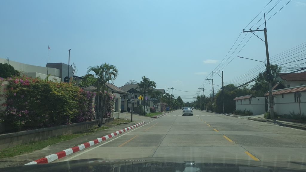 ภาพถนนตรงที่ ที่จอดรถ · ย่านหางดง-สันผักหวาน ตั้งอยู่ ถ่ายโดย jrcarlsen พ.ศ. 2564 (2021) · A street-level view of where Parking · Hang Dong stands, by jrcarlsen in 2564 (2021)