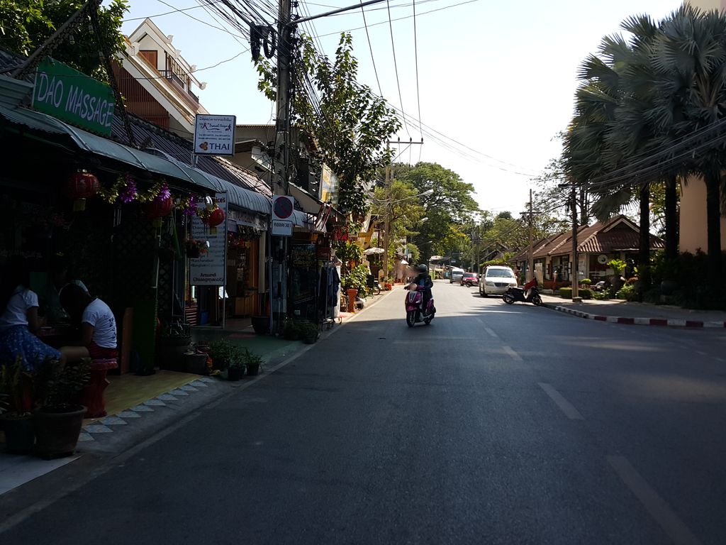ภาพถนนตรงที่ ที่จอดรถ · ใกล้ประตูท่าแพ 700 ม. ตั้งอยู่ ถ่ายโดย jrcarlsen พ.ศ. 2558 (2015) · A street-level view of where Parking · 700 m from Tha Phae Gate stands, by jrcarlsen in 2558 (2015)