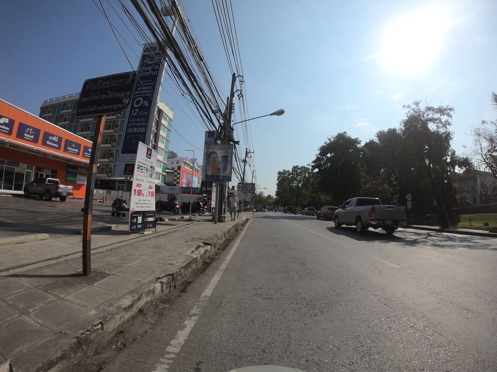 ภาพถนนตรงที่ ลานจอดรถ · ใกล้ประตูสวนดอก 820 ม. ตั้งอยู่ ถ่ายโดย chanuwath_grab พ.ศ. 2562 (2019) · A street-level view of where Car park · 820 m from Suan Dok Gate stands, by chanuwath_grab in 2562 (2019)