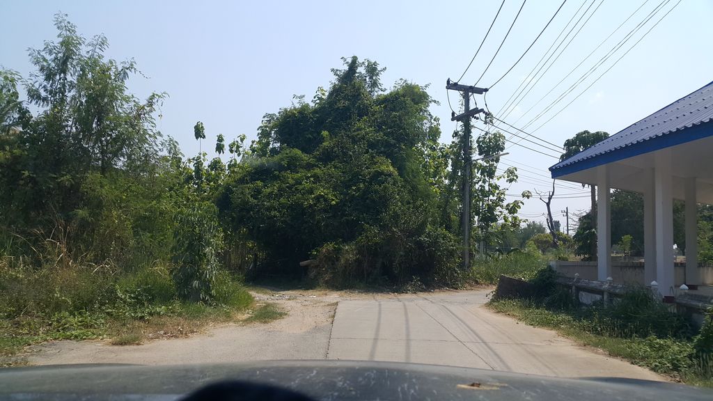 ภาพถนนตรงที่ สุสานบ้านท่าใหม่อิ ตั้งอยู่ ถ่ายโดย jrcarlsen พ.ศ. 2559 (2016) · A street-level view of where Ban Tha Mai I Cemetery stands, by jrcarlsen in 2559 (2016)
