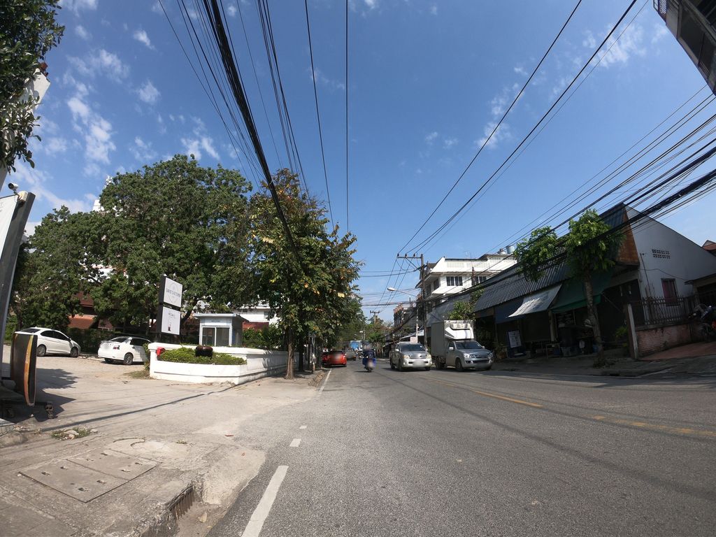 ภาพถนนตรงที่ ที่จอดรถ · นอกเวียง ทางตะวันออก ห่างคูเมือง 1.6 กม. ตั้งอยู่ ถ่ายโดย chanuwath_grab พ.ศ. 2562 (2019) · A street-level view of where Parking · Outside the moat to the east, 1.6 km from the water stands, by chanuwath_grab in 2562 (2019)