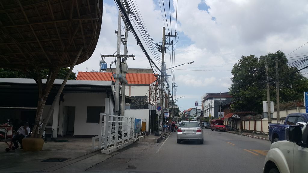 ภาพถนนตรงที่ ที่จอดรถ · ใกล้ประตูแสนปุง 660 ม. ตั้งอยู่ ถ่ายโดย jrcarlsen พ.ศ. 2560 (2017) · A street-level view of where Parking · 660 m from Saen Pung Gate stands, by jrcarlsen in 2560 (2017)